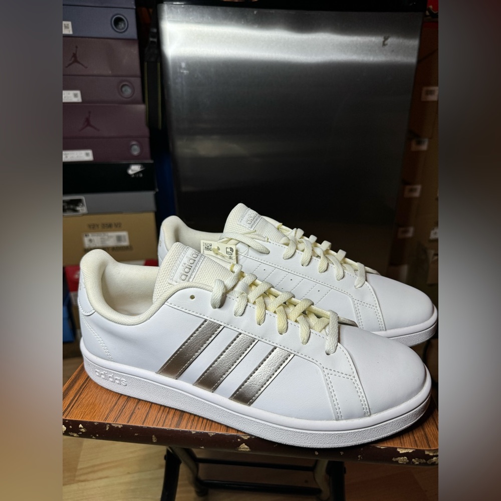 Adidas Grand Court Base 'White
Platinum Metallic'